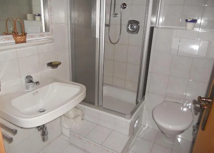 לינה וארוחת בוקר Gaestehaus Rita 3*